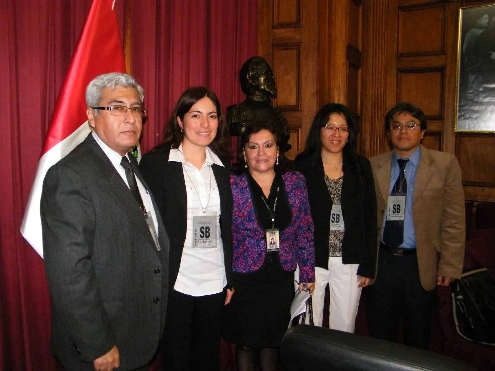 Dr. Jorge Praeli junto a asistentes del seminario en la Sala Bolognesi del Congreso