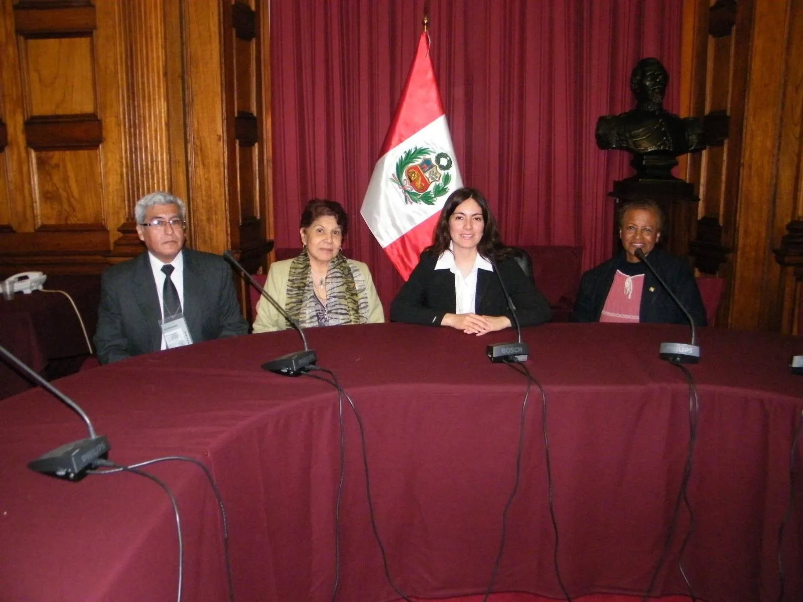 Dr. Jorge Praeli y una ponente en la Sala Bolognesi del Congreso de la República del Perú